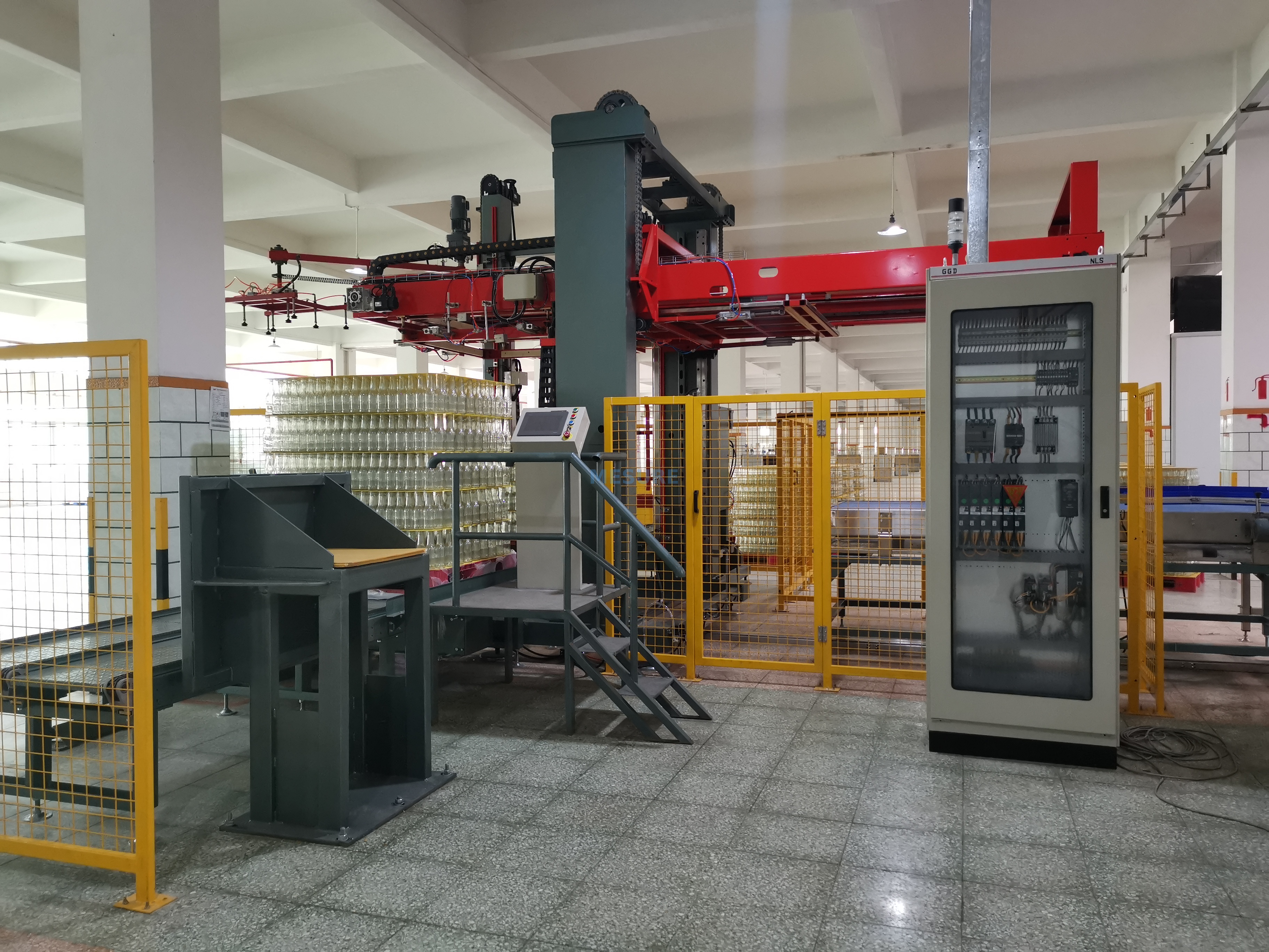 Автоматическая колонна типа робот -картонная коробка коробка коробки 5 галлона стеклянная бутылка банки с бочкой.